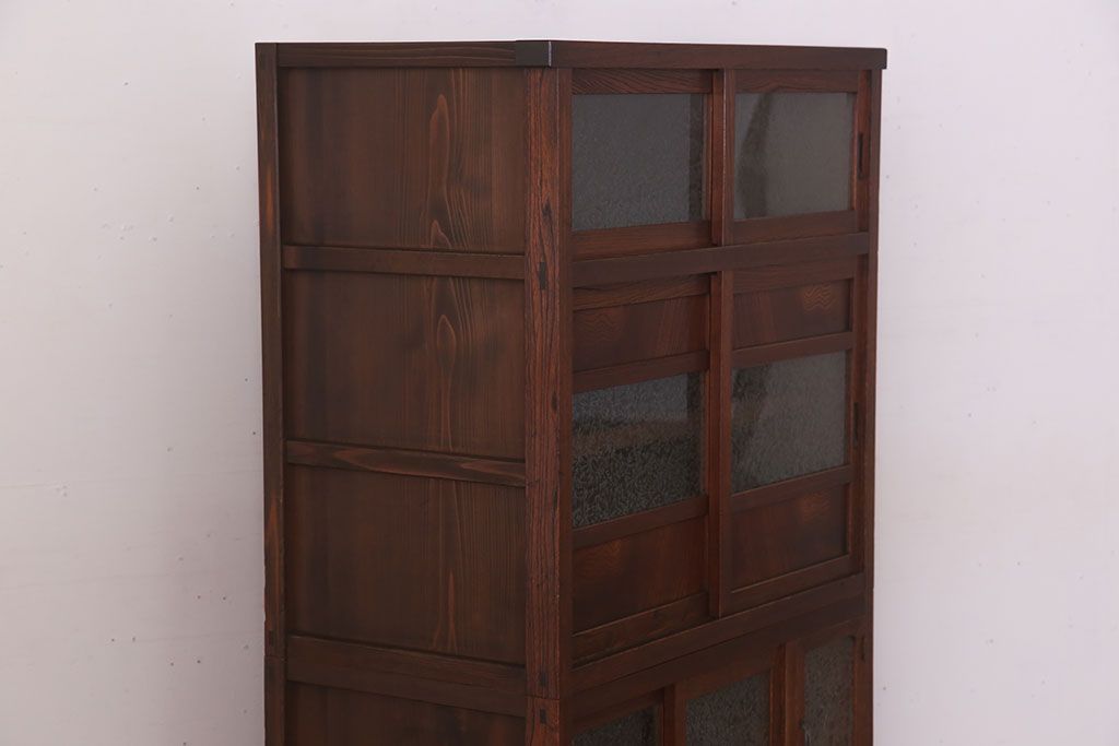 アンティーク家具　前面欅材　結霜ガラス入り!和製アンティークの重ね戸棚(食器棚)