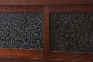 アンティーク家具　前面欅材　結霜ガラス入り!和製アンティークの重ね戸棚(食器棚)