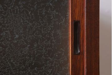 アンティーク家具　前面欅材　結霜ガラス入り!和製アンティークの重ね戸棚(食器棚)