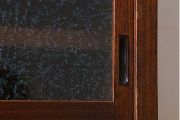 アンティーク家具　前面欅材　結霜ガラス入り!和製アンティークの重ね戸棚(食器棚)