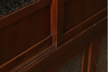 アンティーク家具　前面欅材　結霜ガラス入り!和製アンティークの重ね戸棚(食器棚)