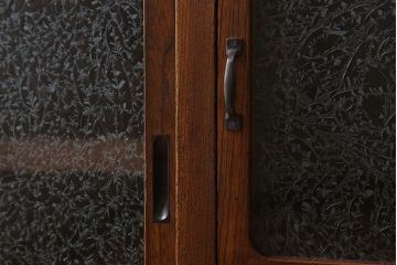 アンティーク家具　前面欅材　結霜ガラス入り!和製アンティークの重ね戸棚(食器棚)