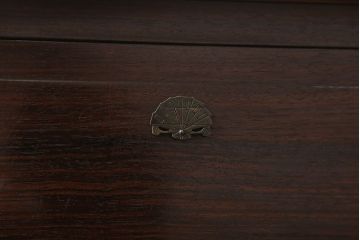 アンティーク家具　アンティーク　モダンな前面黒檀の脚付きローボード(テレビボード)