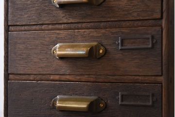 レトロ家具　昭和レトロ　古いナラ材製のアンティーク3杯小引き出し(2)