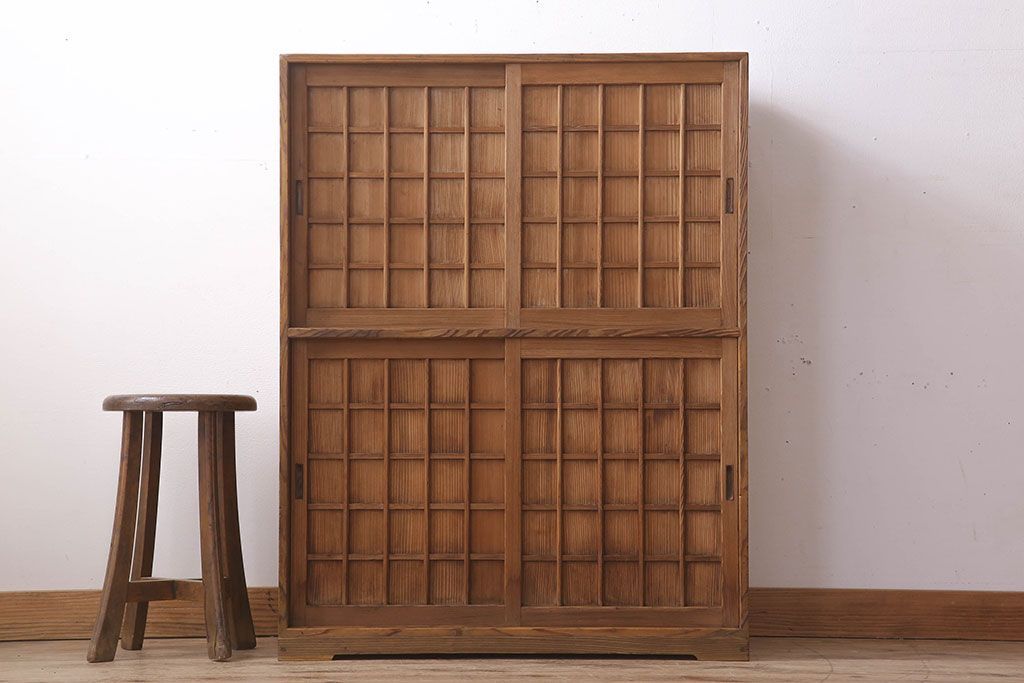 アンティーク家具　大正昭和期　檜材製　格子引き戸の小ぶりな収納棚(下駄箱)