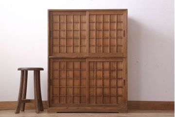 アンティーク家具　大正昭和期　檜材製　格子引き戸の小ぶりな収納棚(下駄箱)