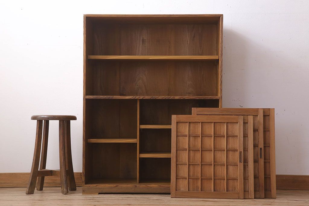 アンティーク家具　大正昭和期　檜材製　格子引き戸の小ぶりな収納棚(下駄箱)