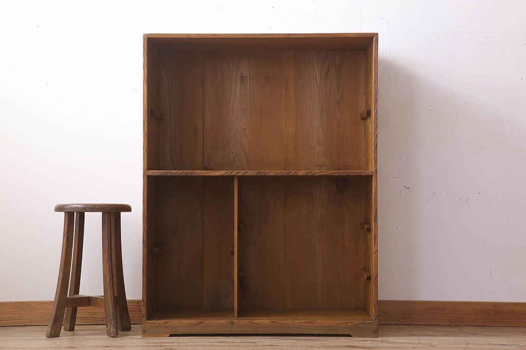 アンティーク家具　大正昭和期　檜材製　格子引き戸の小ぶりな収納棚(下駄箱)