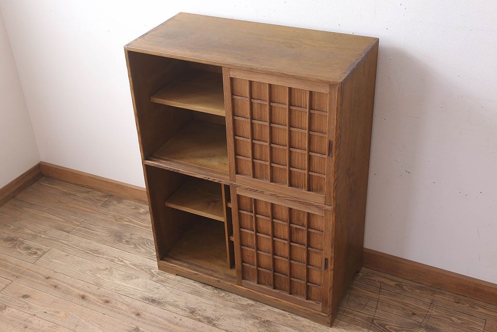 アンティーク家具　大正昭和期　檜材製　格子引き戸の小ぶりな収納棚(下駄箱)