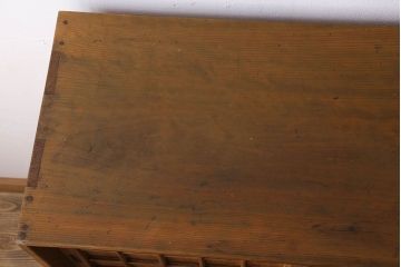 アンティーク家具　大正昭和期　檜材製　格子引き戸の小ぶりな収納棚(下駄箱)