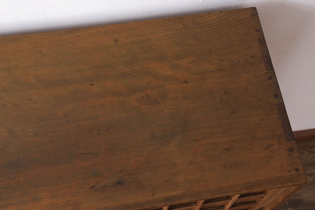 アンティーク家具　大正昭和期　檜材製　格子引き戸の小ぶりな収納棚(下駄箱)