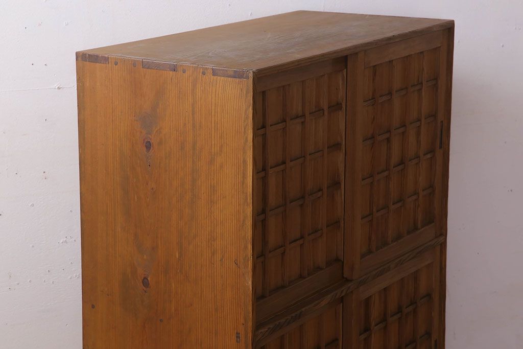 アンティーク家具　大正昭和期　檜材製　格子引き戸の小ぶりな収納棚(下駄箱)