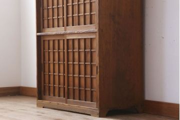 アンティーク家具　大正昭和期　檜材製　格子引き戸の小ぶりな収納棚(下駄箱)