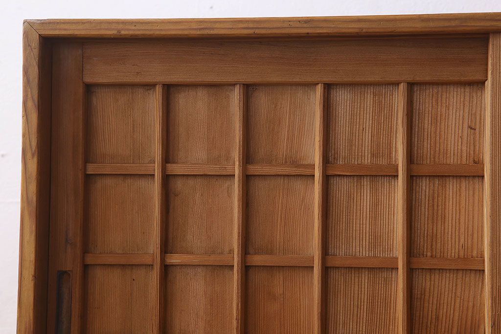 アンティーク家具　大正昭和期　檜材製　格子引き戸の小ぶりな収納棚(下駄箱)