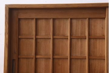 アンティーク家具　大正昭和期　檜材製　格子引き戸の小ぶりな収納棚(下駄箱)