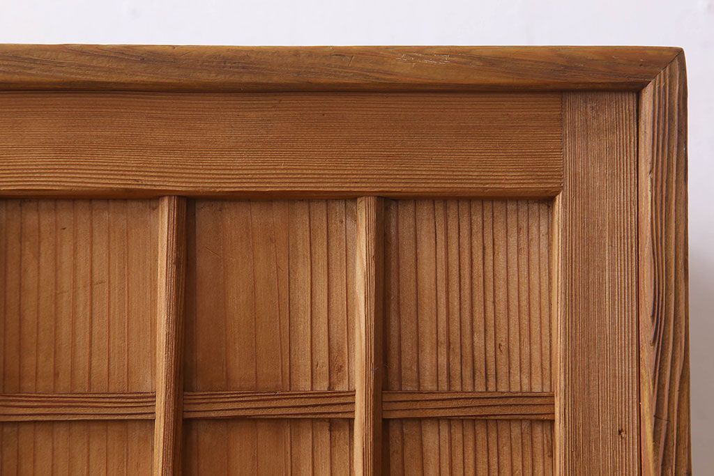 アンティーク家具　大正昭和期　檜材製　格子引き戸の小ぶりな収納棚(下駄箱)