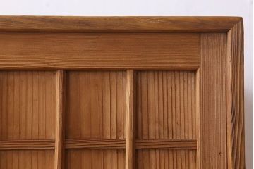 アンティーク家具　大正昭和期　檜材製　格子引き戸の小ぶりな収納棚(下駄箱)