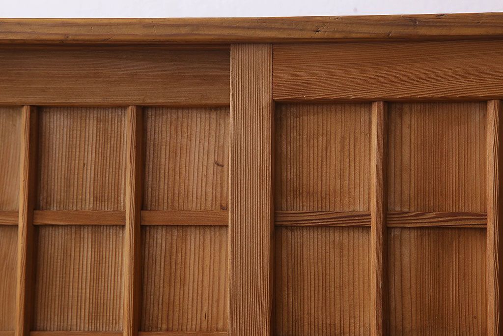 アンティーク家具　大正昭和期　檜材製　格子引き戸の小ぶりな収納棚(下駄箱)