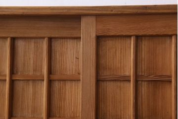 アンティーク家具　大正昭和期　檜材製　格子引き戸の小ぶりな収納棚(下駄箱)