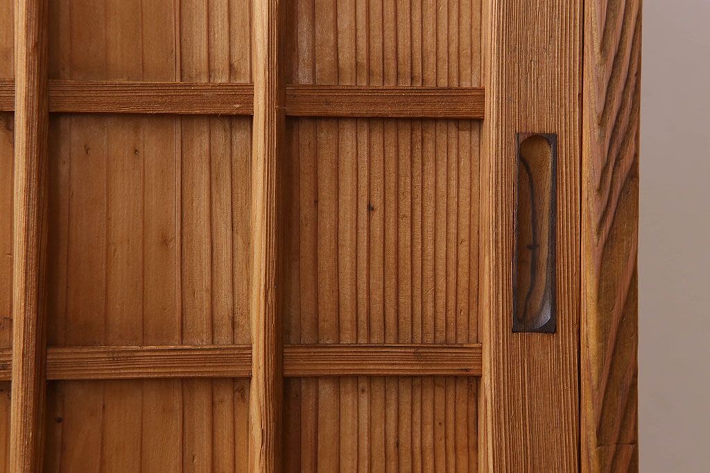 アンティーク家具　大正昭和期　檜材製　格子引き戸の小ぶりな収納棚(下駄箱)