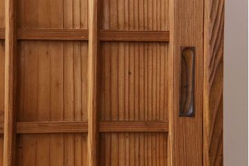 アンティーク家具　大正昭和期　檜材製　格子引き戸の小ぶりな収納棚(下駄箱)
