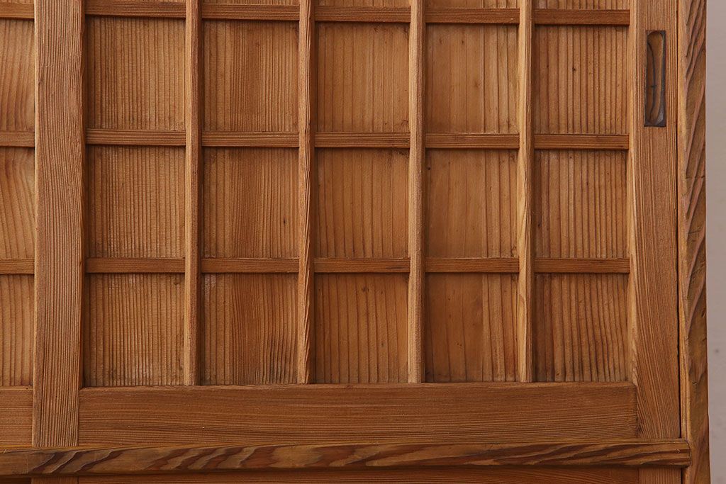 アンティーク家具　大正昭和期　檜材製　格子引き戸の小ぶりな収納棚(下駄箱)
