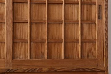 アンティーク家具　大正昭和期　檜材製　格子引き戸の小ぶりな収納棚(下駄箱)