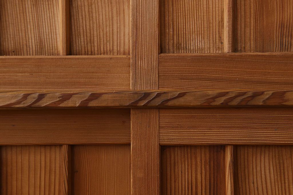 アンティーク家具　大正昭和期　檜材製　格子引き戸の小ぶりな収納棚(下駄箱)