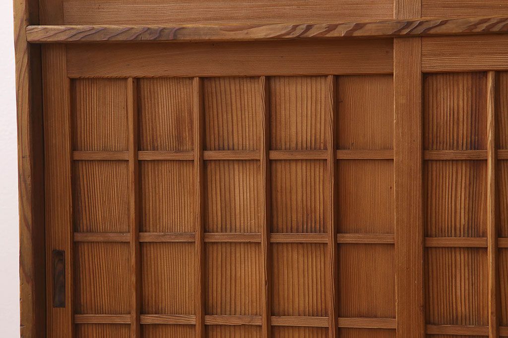 アンティーク家具　大正昭和期　檜材製　格子引き戸の小ぶりな収納棚(下駄箱)