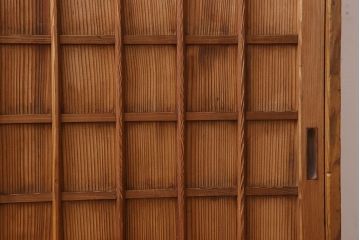 アンティーク家具　大正昭和期　檜材製　格子引き戸の小ぶりな収納棚(下駄箱)