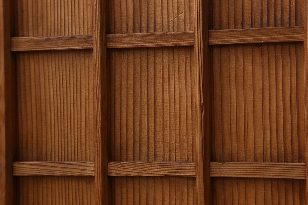 アンティーク家具　大正昭和期　檜材製　格子引き戸の小ぶりな収納棚(下駄箱)