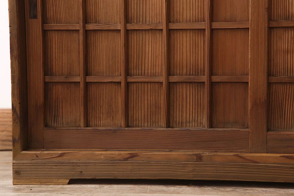 アンティーク家具　大正昭和期　檜材製　格子引き戸の小ぶりな収納棚(下駄箱)
