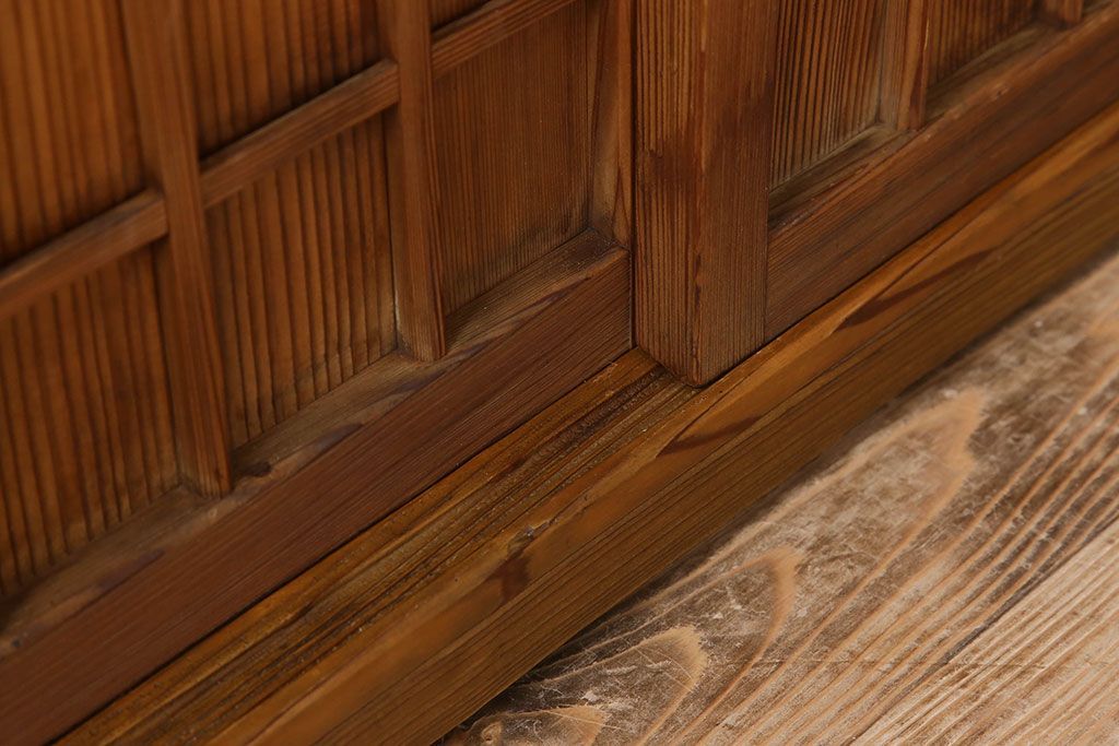 アンティーク家具　大正昭和期　檜材製　格子引き戸の小ぶりな収納棚(下駄箱)