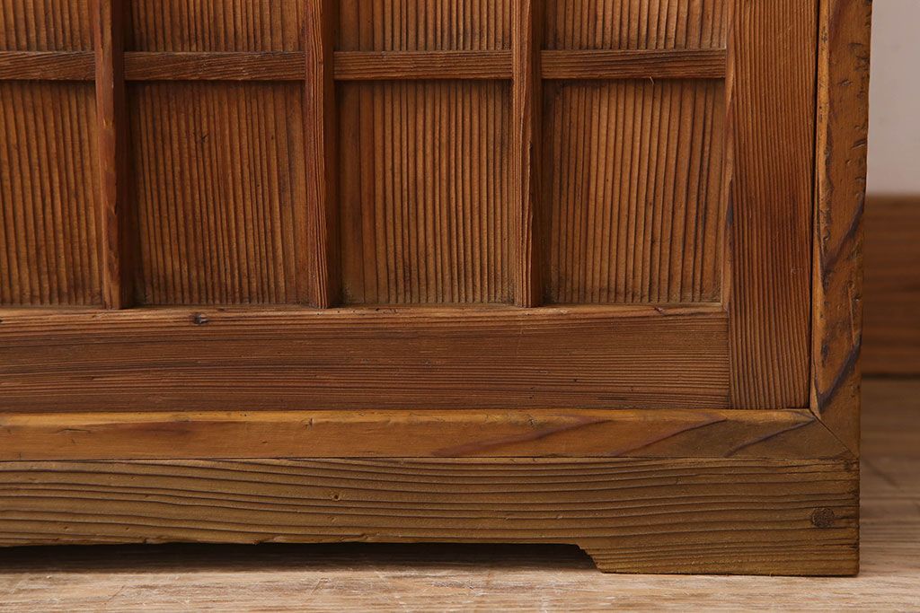 アンティーク家具　大正昭和期　檜材製　格子引き戸の小ぶりな収納棚(下駄箱)