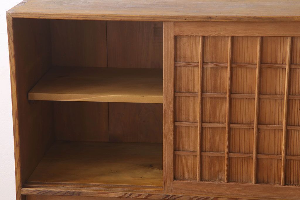 アンティーク家具　大正昭和期　檜材製　格子引き戸の小ぶりな収納棚(下駄箱)