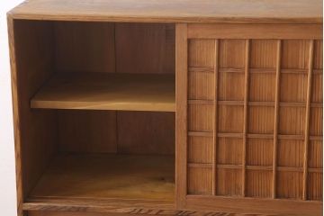 アンティーク家具　大正昭和期　檜材製　格子引き戸の小ぶりな収納棚(下駄箱)