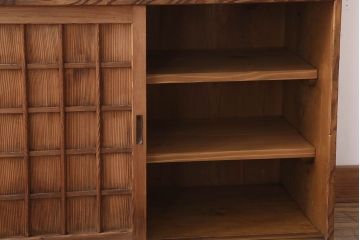 アンティーク家具　大正昭和期　檜材製　格子引き戸の小ぶりな収納棚(下駄箱)