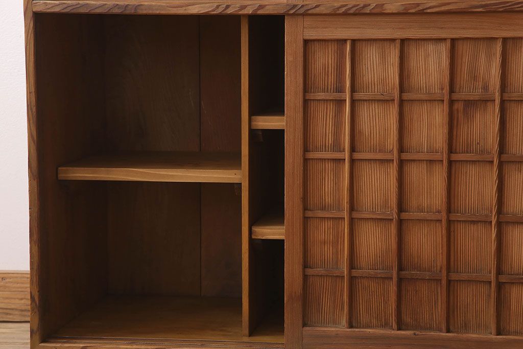 アンティーク家具　大正昭和期　檜材製　格子引き戸の小ぶりな収納棚(下駄箱)