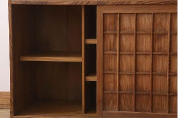 アンティーク家具　大正昭和期　檜材製　格子引き戸の小ぶりな収納棚(下駄箱)