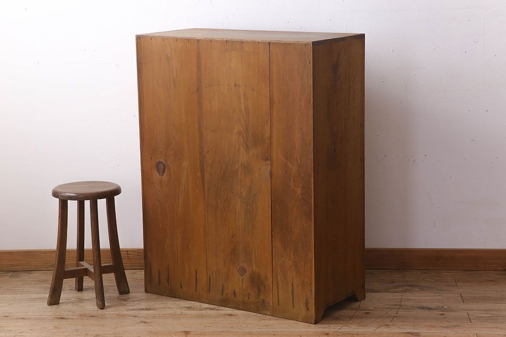 アンティーク家具　大正昭和期　檜材製　格子引き戸の小ぶりな収納棚(下駄箱)