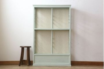 アンティーク家具　アンティークペイント　薄型!内部背面壁紙貼りのガラスケース