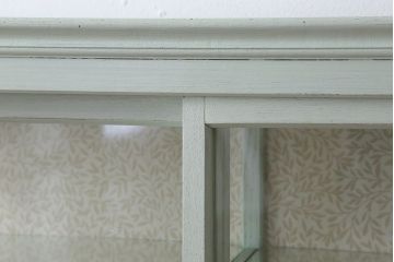 アンティーク家具　アンティークペイント　薄型!内部背面壁紙貼りのガラスケース