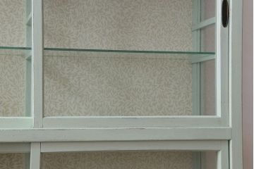 アンティーク家具　アンティークペイント　薄型!内部背面壁紙貼りのガラスケース