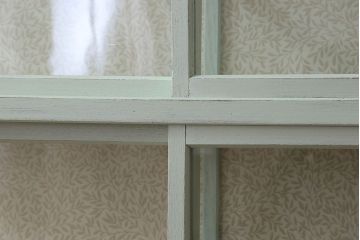 アンティーク家具　アンティークペイント　薄型!内部背面壁紙貼りのガラスケース