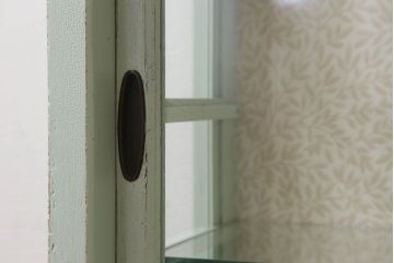 アンティーク家具　アンティークペイント　薄型!内部背面壁紙貼りのガラスケース