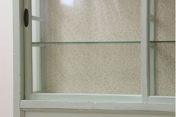 アンティーク家具　アンティークペイント　薄型!内部背面壁紙貼りのガラスケース