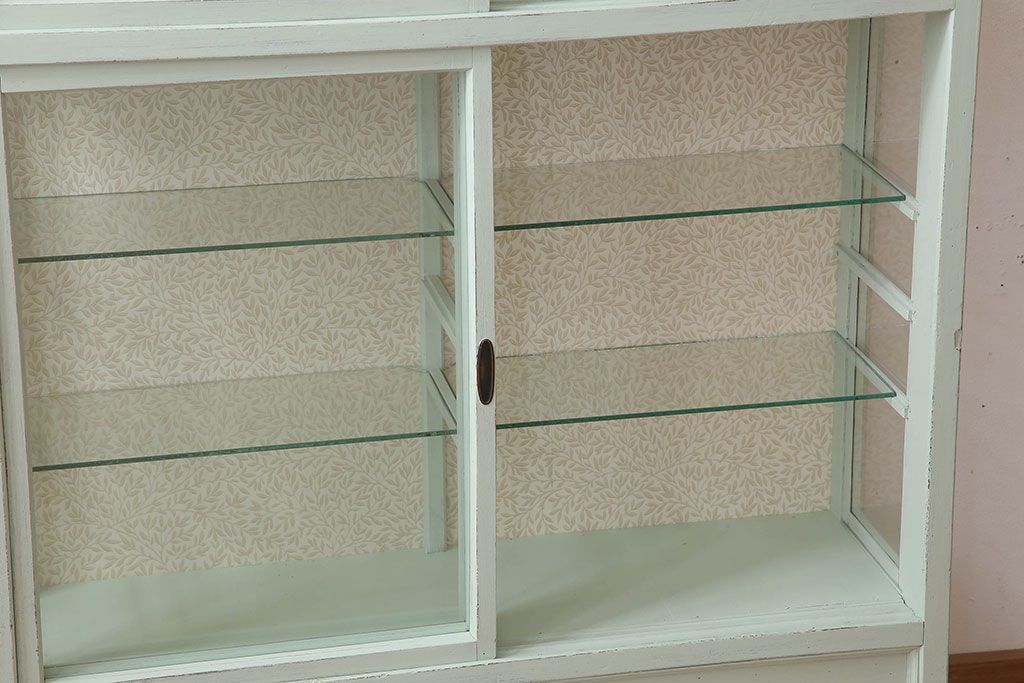 アンティーク家具　アンティークペイント　薄型!内部背面壁紙貼りのガラスケース