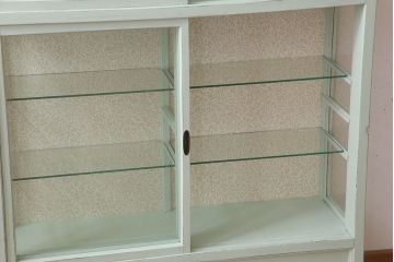 アンティーク家具　アンティークペイント　薄型!内部背面壁紙貼りのガラスケース