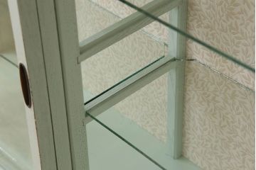 アンティーク家具　アンティークペイント　薄型!内部背面壁紙貼りのガラスケース