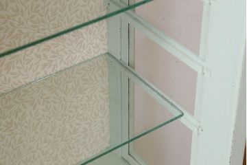 アンティーク家具　アンティークペイント　薄型!内部背面壁紙貼りのガラスケース